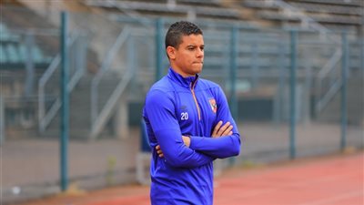 سعد سمير يؤدي جلسة علاج طبيعي بالأهلي