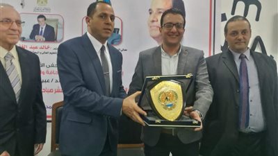 رئيس جامعة دمنهور يكرم الزميل مينا صلاح لمشاركته في مبادرة 