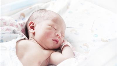 تعرفي على الوقت المناسب لتعريض طفلك لأشعة الشمس