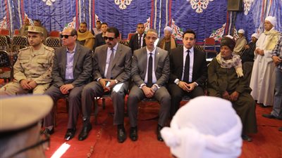 محافظ سوهاج يؤدي واجب العزاء لأسرة شهيد قرية شطورة بسيناء