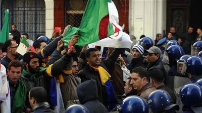 الشرطة الجزائرية تستخدم الغاز المسيل للدموع ضد المتظاهرين