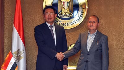 وزير التجارة يبحث مع ممثلي شركة هواجيان الصينية خطط الشركة للاستثمار بالسوق المصري