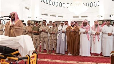 نائب أمير جازان يؤدي صلاة الميت على الشهيد بلغيث