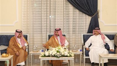 أمير مكة بالنيابة يزور الدكتور عبدالعزيز بن عبود في منزله بجدة