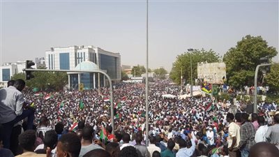 السودان: مواكب تجوب الخرطوم فرحا وإنزال صورة للبشير
