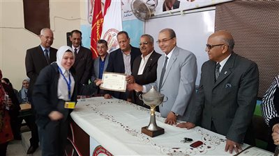 تعليم بورسعيد تسلم كأس مسابقة أوائل الطلبة لـ