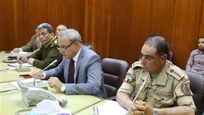 محافظ قنا وقيادات القوات المسلحة يناقشون استعدادات الاستفتاء على التعديلات الدستورية