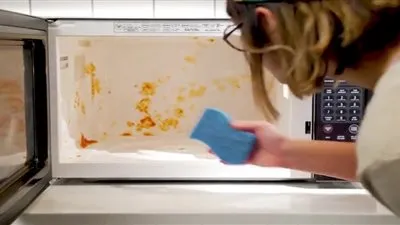 طريقة فعالة لتنظيف فرن الميكروويف في اربع خطوات فقط