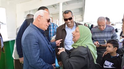 محافظ بورسعيد يلتقي أهالي بورفؤاد بالمعدية: جاهزون للربيع ورمضان