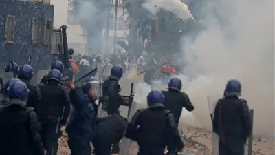 الشرطة الجزائرية تفرق المتظاهرين بالغاز المسيل للدموع