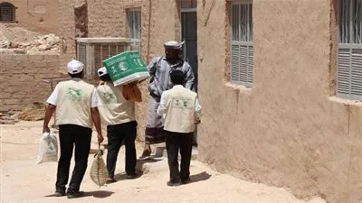 مركز سلمان للأغاثة يوزع مساعدات غذائية على النازحين والمتضررين في حضرموت