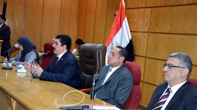 محافظ القليوبية لرؤساء الجمعيات الأهلية: كراسي متحركة لكبار السن بلجان الاستفتاء على الدستور (صور)