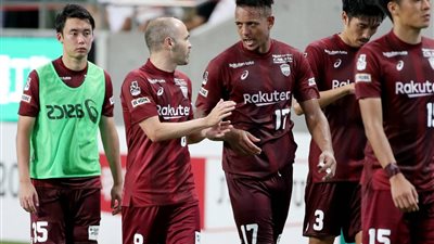 إنييستا عن ميسي: رؤيته وهو يلمس الكرة هو شئ خاص