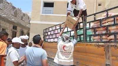 الإمارات تسير قافلة تحمل 221 طناً من المواد الغذائية لأهالي حضرموت