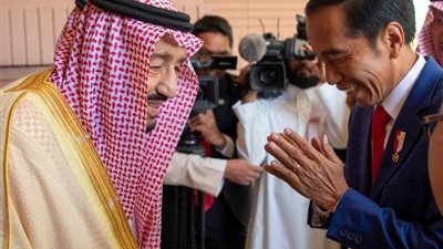 العاهل السعودي الملك سلمان يلتقي الرئيس الاندونيسي
