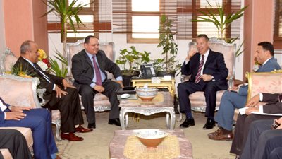 خلال لقائه بوفد جهاز تنمية المشروعات.. محافظ بني سويف يطالب بدعم الجانب التطبيقي والعملي لطلاب معهد دراسات المشروعات