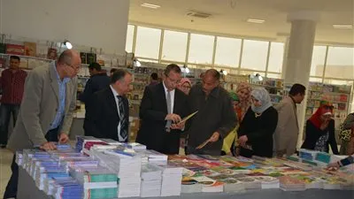 رئيس جامعة السويس يفتتح معرض الكتاب الثاني (صور)