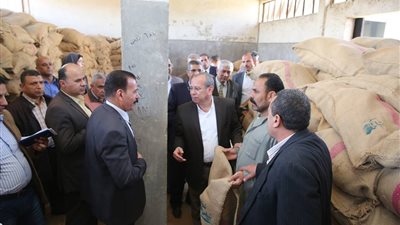 محافظ كفر الشيخ يتفقد هنجر أقماح شباس الملح بدسوق