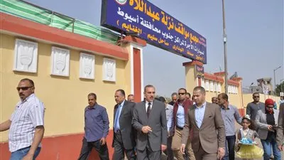 محافظ أسيوط يفتتح مجمع مواقف المعلمين الجديد (صور)