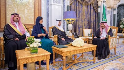 أول سفيرة سعودية تؤدي اليمين أمام الملك سلمان (صور)