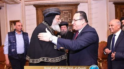 البابا تواضروس يستقبل محافظ الإسكندرية.. والأخير يعرض عليه ملامح المشروعات التنموية (صور)‎