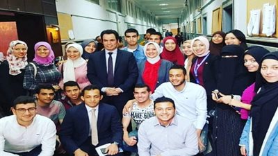 كلية الاقتصاد والعلوم السياسية تكرم أحمد المسلماني