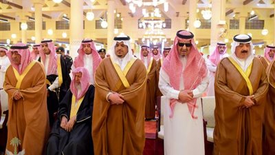 مقرن بن عبدالعزيز يؤدي صلاة الميت على والدة عبدالعزيز بن هذلول