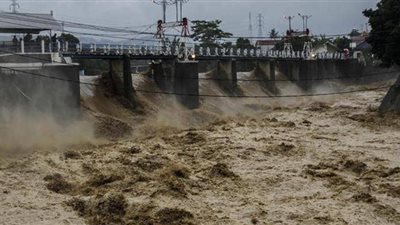 رغم نفي الحكومة.. فيضانات إيران تضرب قطاع النفط