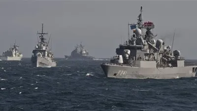 الدفاع الروسية: نتابع تحركات سفن 