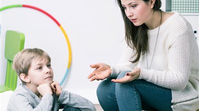 كيف تعتذرين من طفلك؟