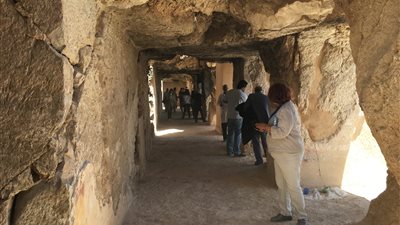 وزير الآثار: اكتشفنا أكبر مقبرة 