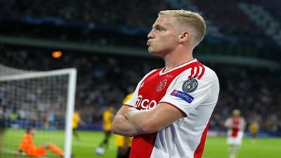 بالأرقام.. هل يستحق فان دي بيك موهبة أياكس صراع الأندية الأوروبية؟