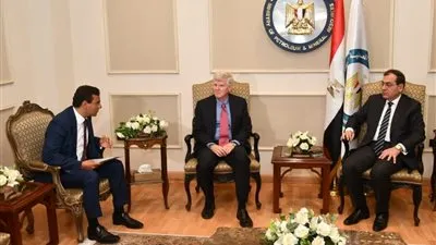    وزير البترول يلتقى مع مسئولى شركتى ميثانكس العالمية ومصر  