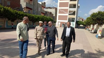 سكرتير عام دمياط يتفقد تجهيزات الاستفتاء في الزرقا (صور)