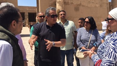 جولة تفقدية للعناني والمشاط داخل معابد الكرنك