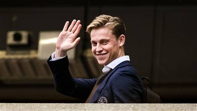 دي يونج يوجه تحذيرًا شديد اللهجة إلى برشلونة