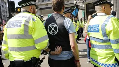 وقفة سلمية قرب مطار هيثرو احتجاجاً على تغير المناخ