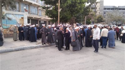 بالعمة الأزهرية.. وفد أوقاف الإسكندرية يحتشدون أمام لجان الوافدين للمشاركة في الاستفتاء (صور)