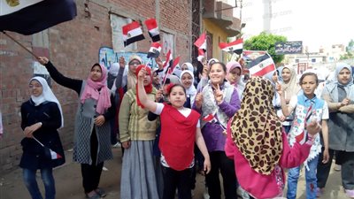 أناشيد وطنية وأطفال بالأعلام أول مشاهد فتح أبواب الاستفتاء بالسنطة في الغربية (فيديو وصور)