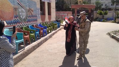 رجال الجيش يساندون كبار السن للتوجه إلى مراكز الاقتراع في الاستفتاء على الدستور بالإسكندرية (صور)