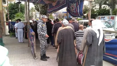 زحام أمام لجان الاستفتاء على الدستور في الساعة الأولى بالإسكندرية (صور)