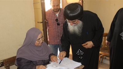 أسقف المنيا يطالب الجميع بالمشاركة في الاستفتاء: واجب وطني (صور)