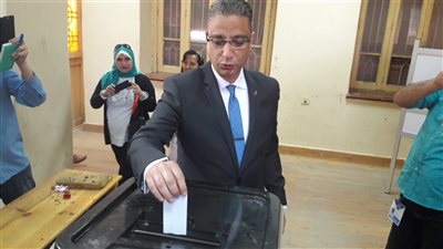 محافظ سوهاج يدلى بصوته في التعديلات الدستورية (فيديو وصور)