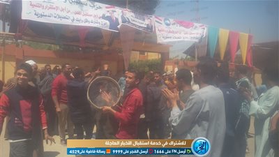 المئات يرقصون على الأغاني الشعبية والوطنية أمام اللجان في قنا (فيديو وصور)