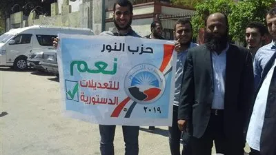 حزب النور أمام لجان الاقتراع بلافتات 