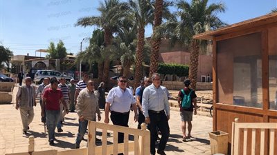 العناني وبرلمانيين يتفقدون البر الغربي لمدينة الأقصر (صور)