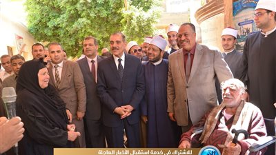 في لفتة انسانية.. محافظ أسيوط يصطحب عم 