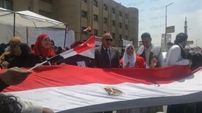رئيس حي غرب مدينة نصر يلتقط الصور التذكارية خلال استفتاء الدستور (صور)