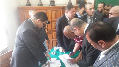 محافظ الغربية يدلي بصوته في لجنة 