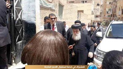 الأنبا هدرا يدلي بصوته بأسوان